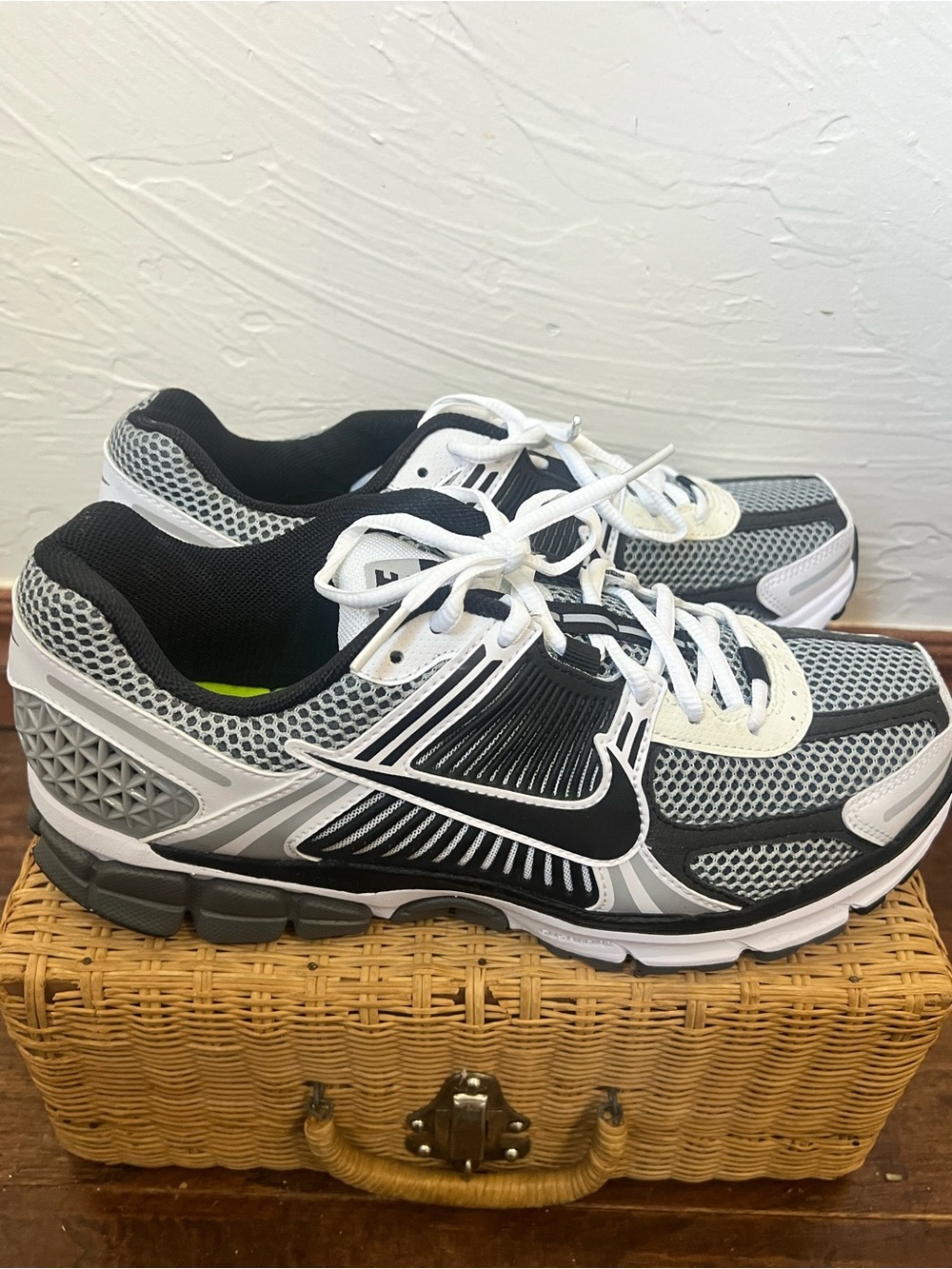 Nike Vomero 5 Black, White & Gray men’s shoes size 9.5